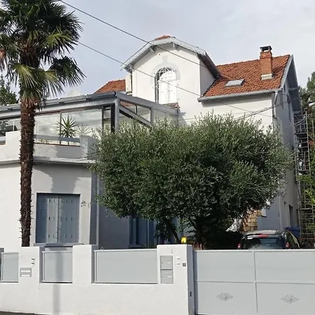 לינה וארוחת בוקר 2 Et Salle De Bain Un Oasis De Bien Etre Piscine Et Jardin Direct Gare Aeroport