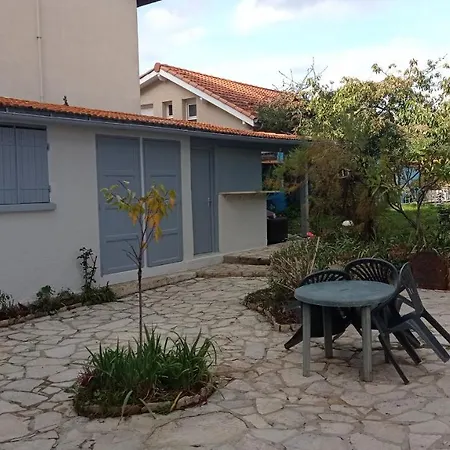 Alojamento de Acomodação e Pequeno-almoço 2 Et Salle De Bain Un Oasis De Bien Piscine Et Jardin Direct Gare Aéroport *