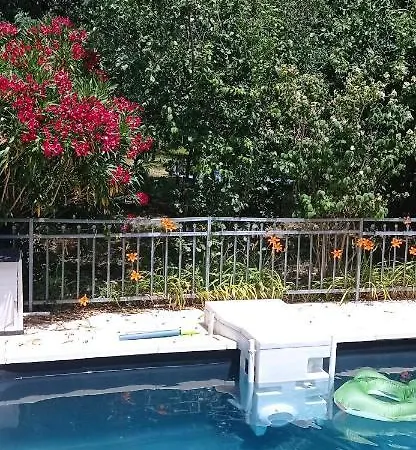 Alojamento de Acomodação e Pequeno-almoço 2 Et Salle De Bain Un Oasis De Bien Piscine Et Jardin Direct Gare Aéroport