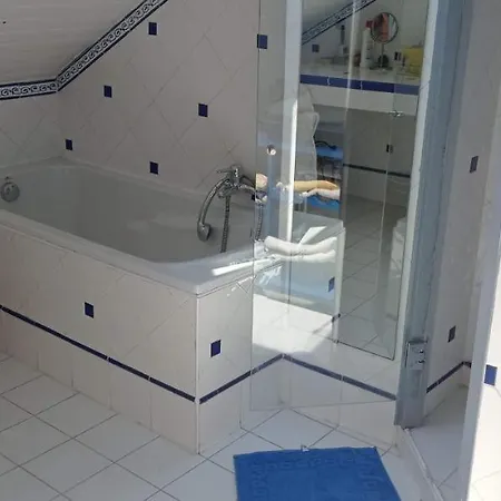2 Et Salle De Bain Un Oasis De Bien Etre Piscine Et Jardin Direct Gare Aeroport Oda ve Kahvaltı