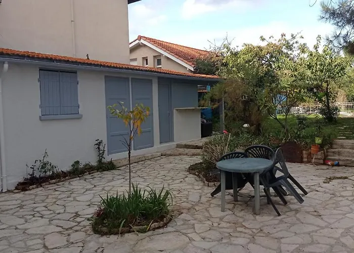 Alojamento de Acomodação e Pequeno-almoço 2 Et Salle De Bain Un Oasis De Bien Piscine Et Jardin Direct Gare Aéroport *